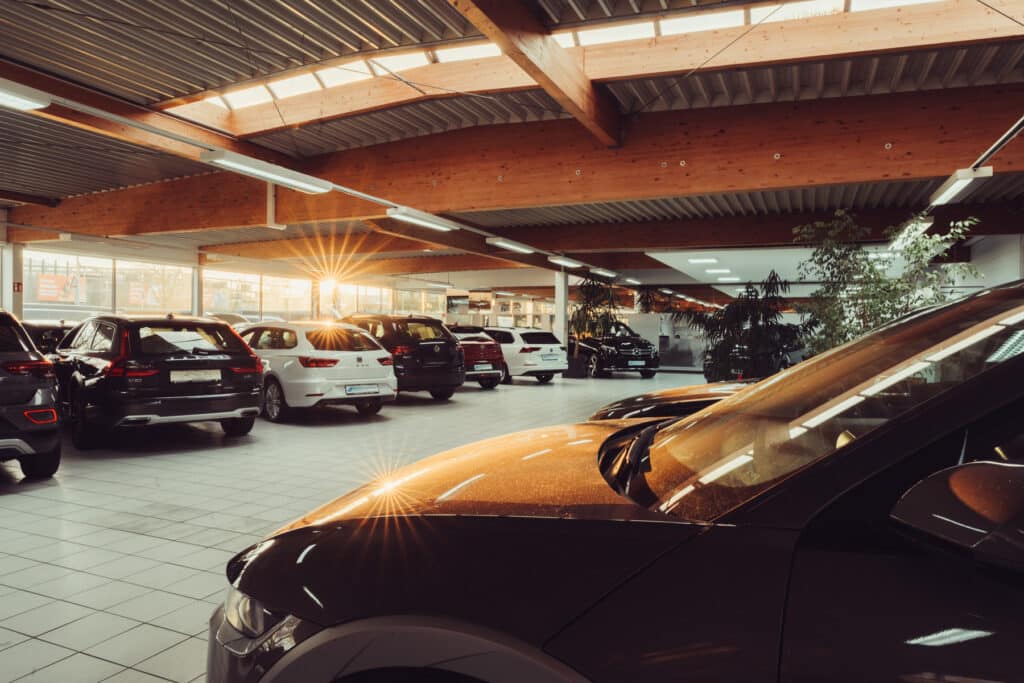 Ein sonnendurchfluteter Verkaufsraum mit einer Vielzahl von Autos