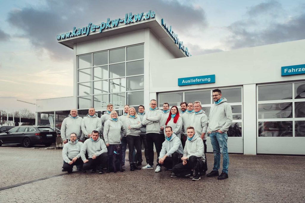 Teamfoto die Fahreugmacher vor dem Firmengebäude
