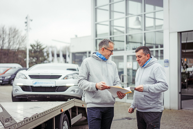 Ein Kunde verkauft sein Auto an die Fahrzeugmacher.